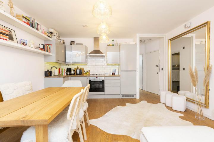 Modern Apartment Woodchurch Road, South Hampstead